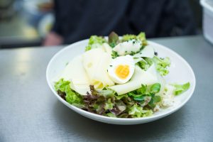 Auch das Zubereiten von Salaten gehört zu den Aufgaben eines Gardemanger