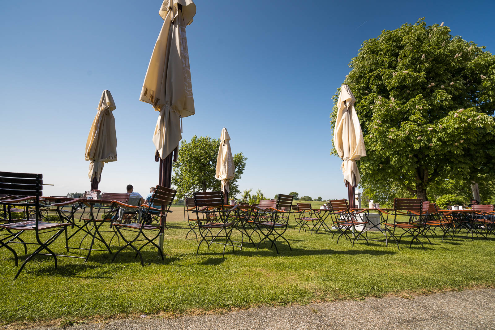 Große Sonnenschirme garantieren auch bei heißem Sommerwetter immer einen schattigen Platz im gemütlichen Biergarten der Kugler Alm Ebersberg