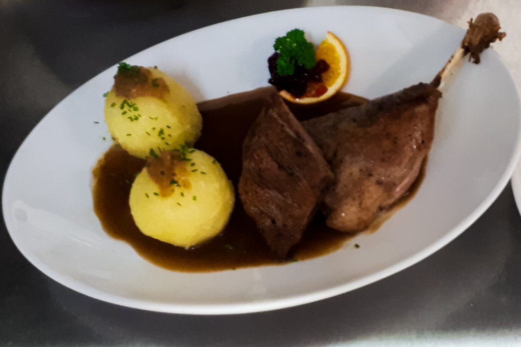 Zur Kirchweih gibt es im Restaurant Kugleralm z.B. Gänsebraten mit Kartoffelknödeln