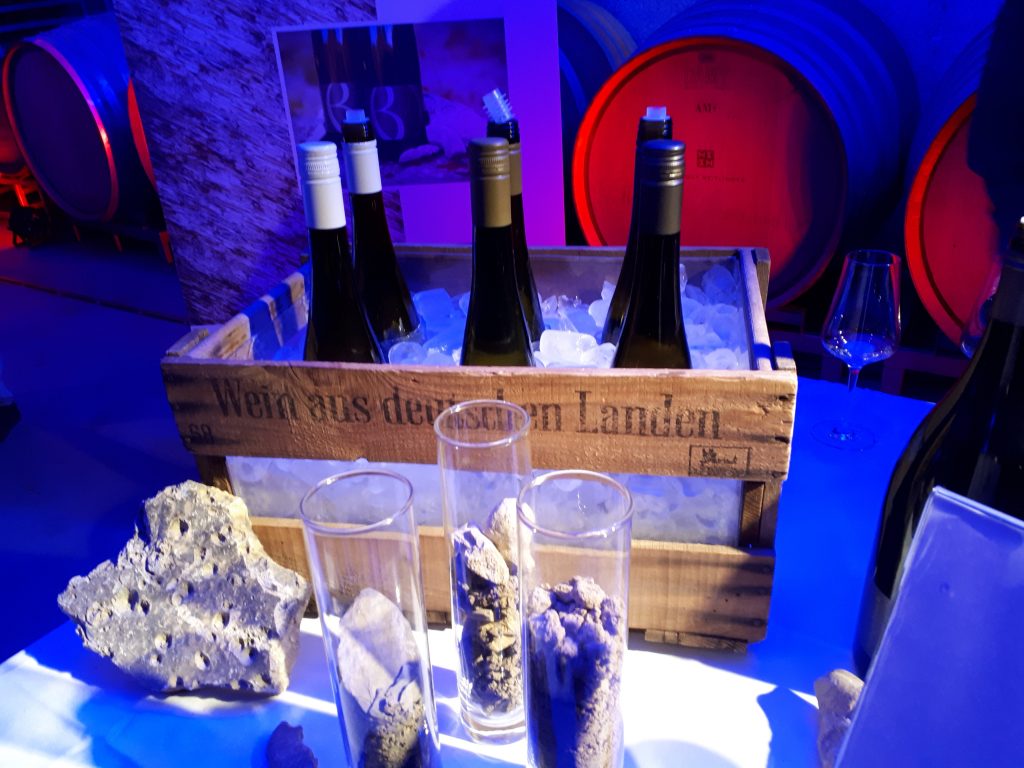 Weine vom Weingut Bosch, ausgestellt im Weinkeller vom Weingut Heitlinger