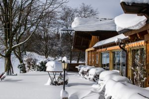 Das Landgut Kugleralm Ebersberg im Winter bei Schnee