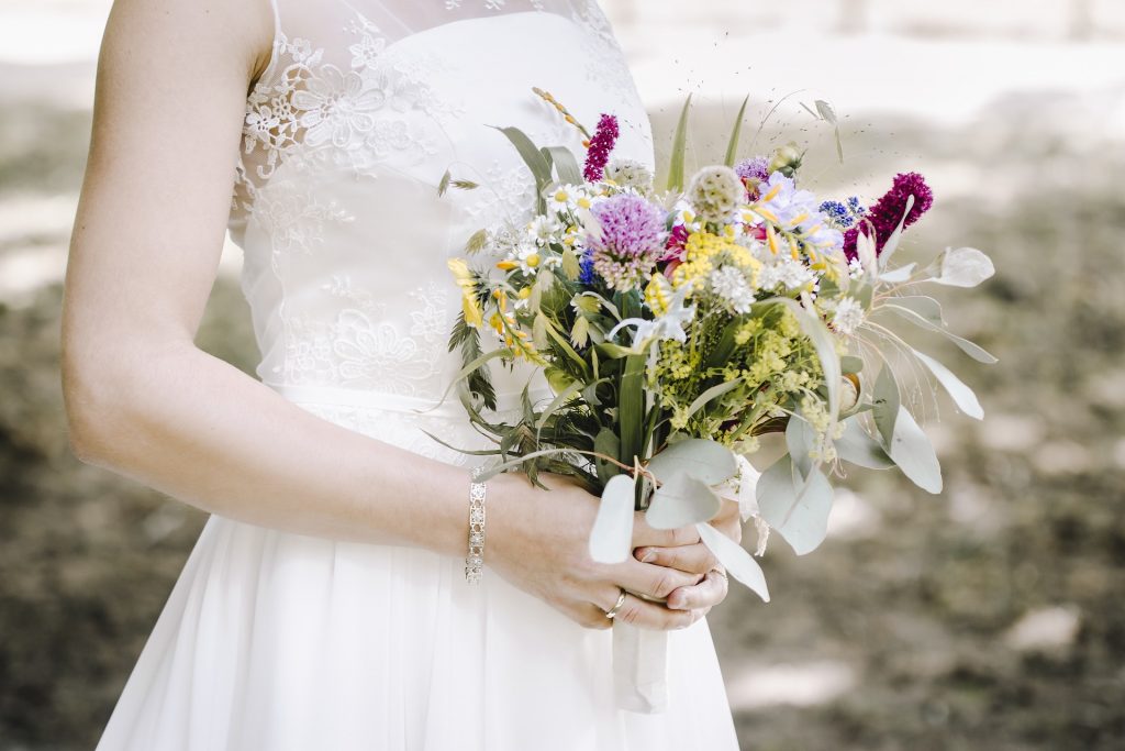 Ein Brautstrauß aus Wildblumen macht den Vintage Style der Braut perfekt