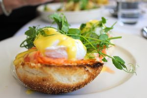 Pochierte Eier verleihen einem Frühstück einen Hauch von Luxus